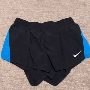 Nike shorts (L)